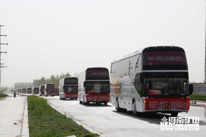 行進中的車隊，浩浩蕩蕩，蔚為壯觀.jpg
